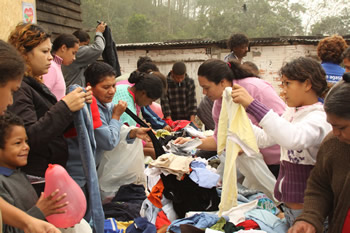 Assistência arrecada 20 toneladas de roupas para distribuir no inverno