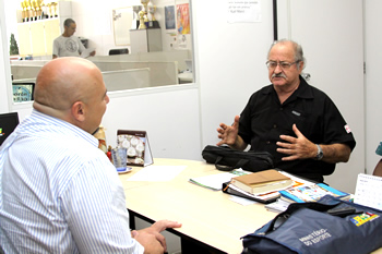 Ex-técnico da seleção brasileira de basquete visita Embu das Artes