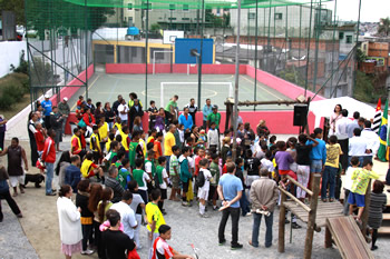 Governo de Embu das Artes revitaliza quadra de esportes do Jardim Estela