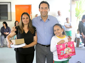 Crianças da rede municipal recebem kit de livros do Ziraldo