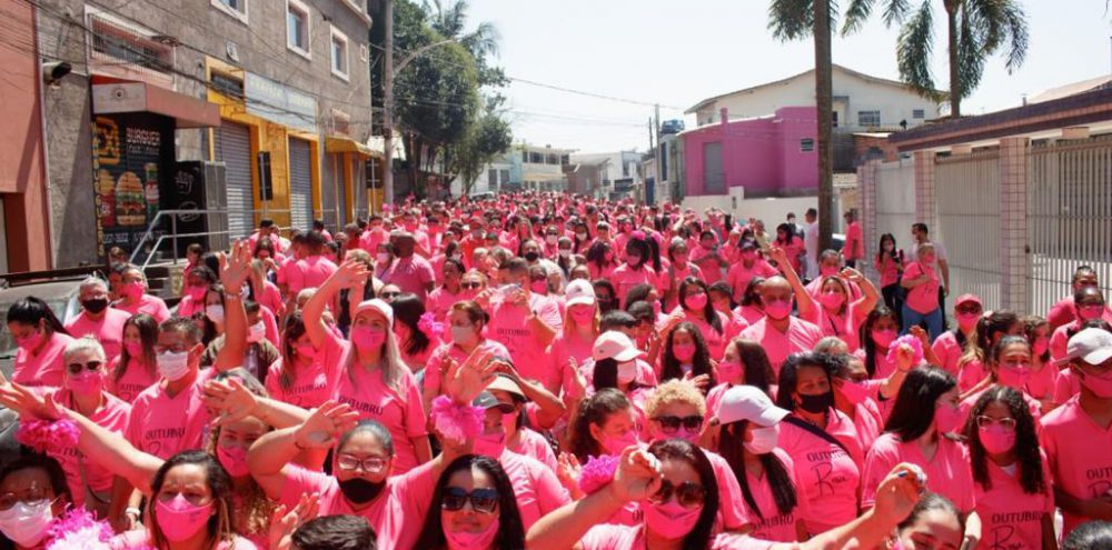 Caminhada do Outubro Rosa reúne centenas de pessoas