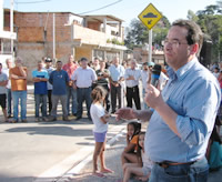Prefeitura de Embu das Artes entrega pavimentação da Rua Antônio Conselheiro
