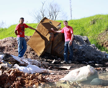 Prefeito visita obras e flagra crime ambiental