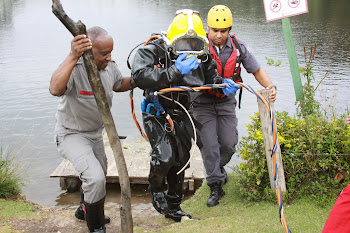 Bombeiros treinam práticas de mergulho no lago do Pq. Rizzo