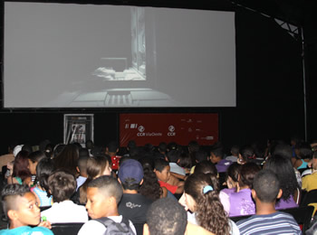 População lota sala do Cine Tela Brasil