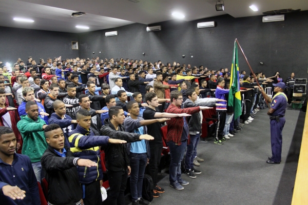 Mais de 300 jovens fazem Juramento à Bandeira