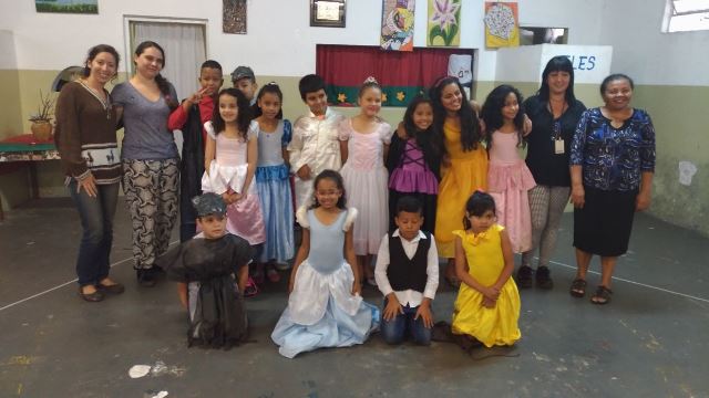 Crianças e Adolescentes apresentam teatro “A Bela e a Fera”