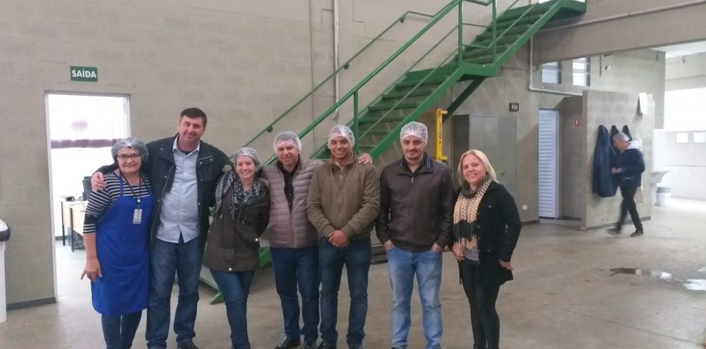 Atacadista Máximo realiza visita ao Banco de Alimentos