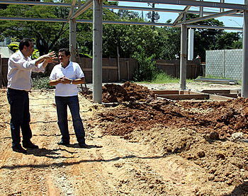 Prefeito Prefeito e deputado Prefeito inspecionam obras da rodoviária municipal