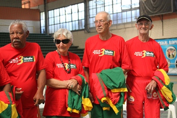 Governo entrega uniformes da terceira idade