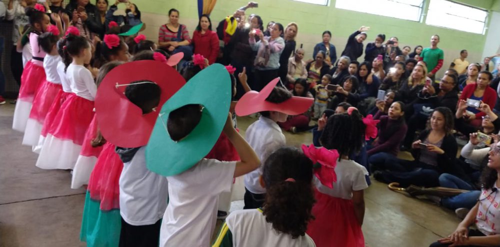 EM Pau-Brasil realiza festival de espanhol com alunos