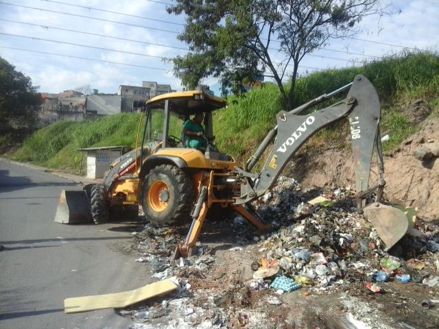 Operação Cidade Mais Limpa retira mais de 12 caminhões de entulho em um dia