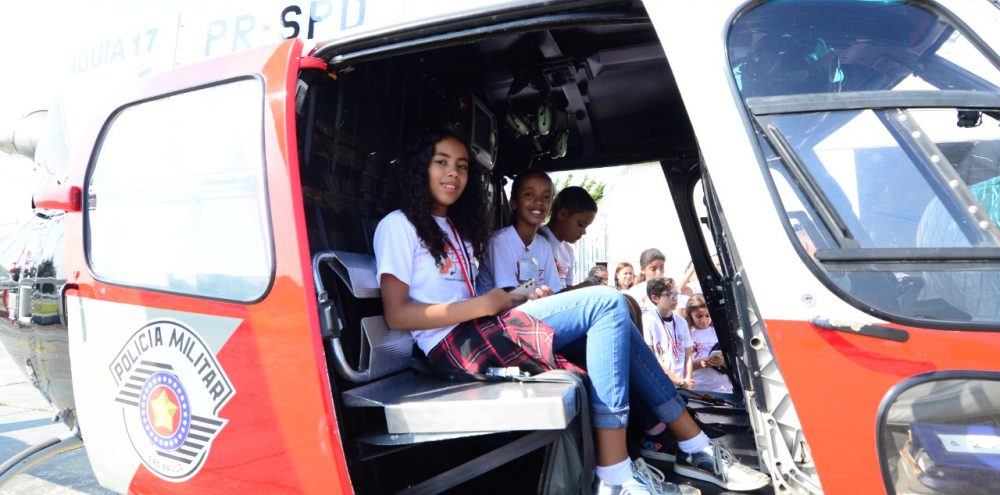 Alunos do Proerd conhecem helicóptero Águia da PM no Campo de Marte