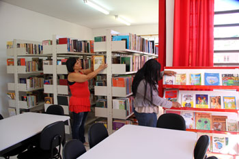 Atendentes e bibliotecários municipais participam de formação