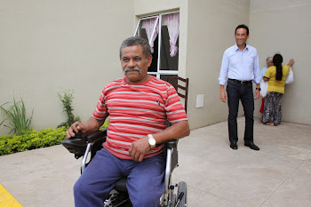 Morador recebe cadeira de rodas motorizada