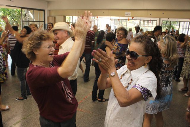 Baile do Dia dos Pais agitou a melhor idade