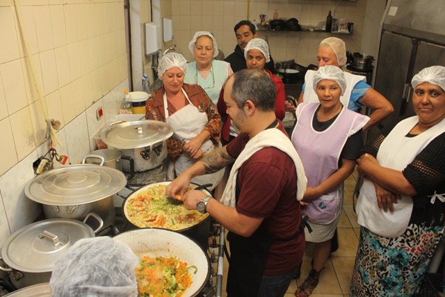 Alunos encerram cursos de auxiliar de cozinha e garçom com grande jantar