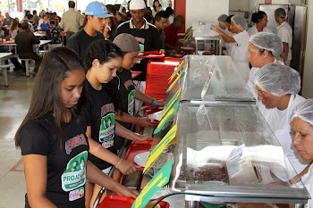 Alunos da ASMOREJI desenvolvem vivência no Restaurante Popular