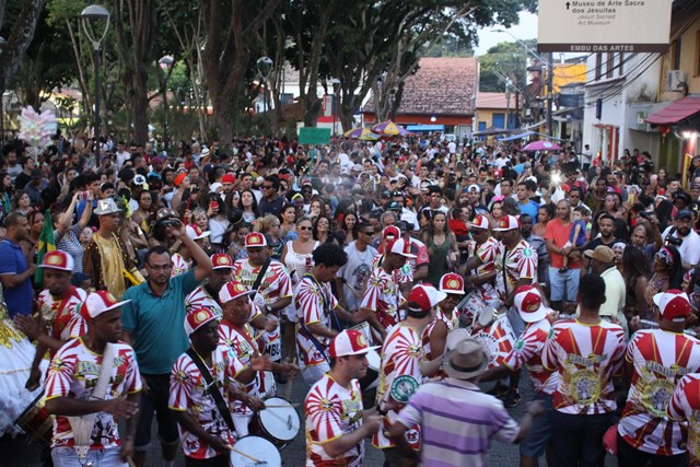 Cultura e folia no carnaval de Embu das Artes