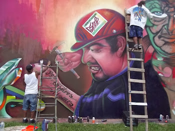 Grafiteiros fazem painel no Ginásio Dom José