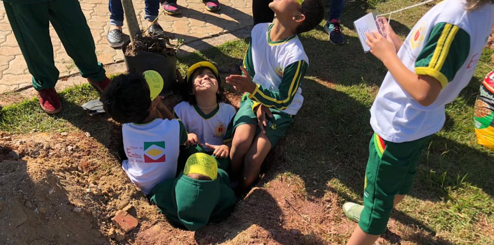 Crianças aprendem a preservar o meio ambiente plantando árvores