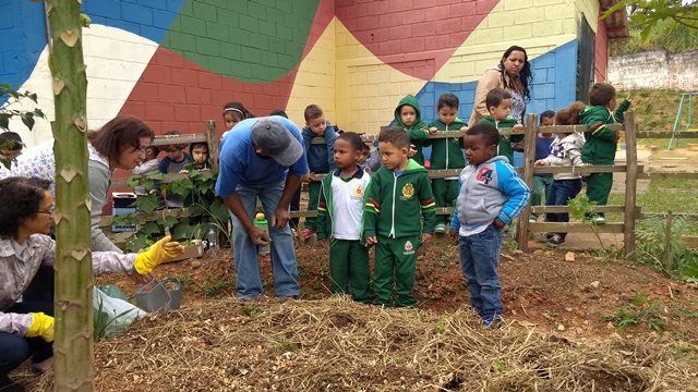 Escola Municipal São Marcos realiza plantio de hortaliças