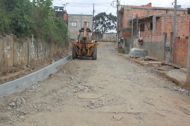 Ruas do Jd. Santo Antônio recebem pavimentação
