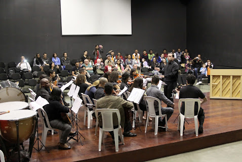 Alunos da Escola de Música aplaudidos de pé