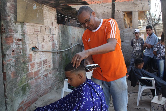 Mais de 150 pessoas recebem corte de cabelo gratuito em ação social