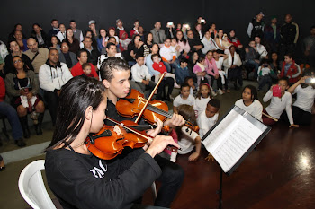 Mais de 100 alunos da Escola de Música se apresentam em recital