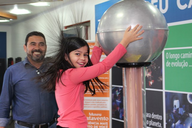 Alunos de Embu das Artes participam de aula na Carreta Catavento