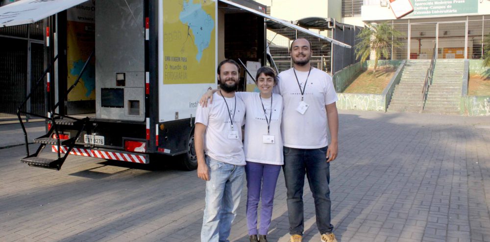 Photo Truck estimula olhar crítico de estudantes por meio da fotografia