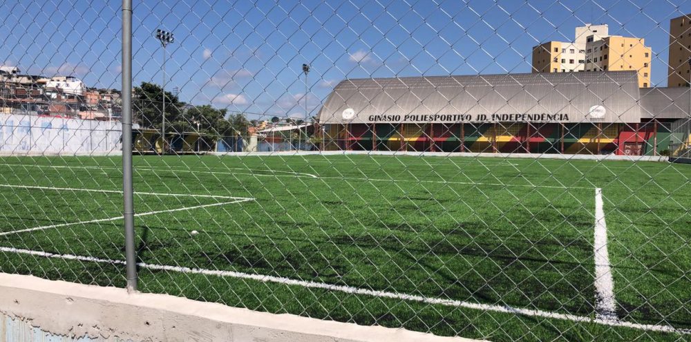 Implantação de grama sintética chega a 4 campos de futebol do município