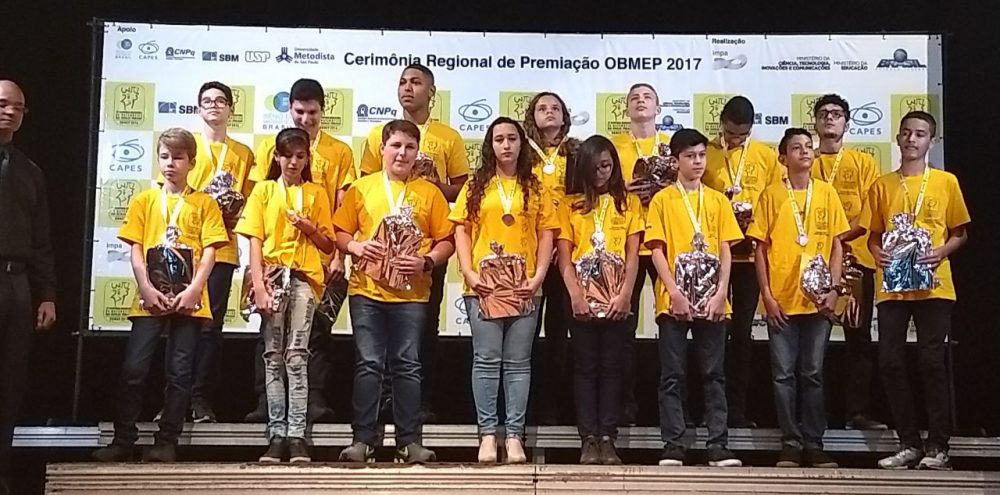 Estudante embuense recebe prêmio da Olimpíada de Matemática