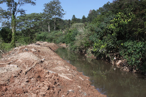 Córrego Embu-Mirim passa por limpeza para evitar enchentes na cidade