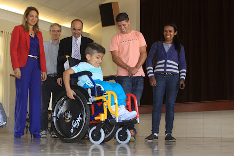 Primeira-dama participa de entrega de cadeiras de rodas