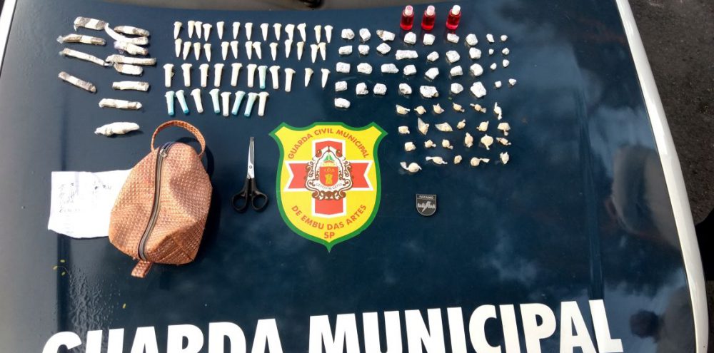 GCM de Embu das Artes prende casal por tráfico de drogas