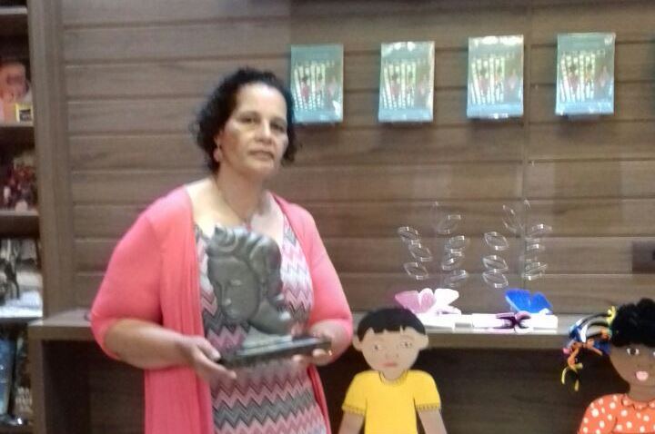 Professora da rede de ensino comemora lançamento de livro