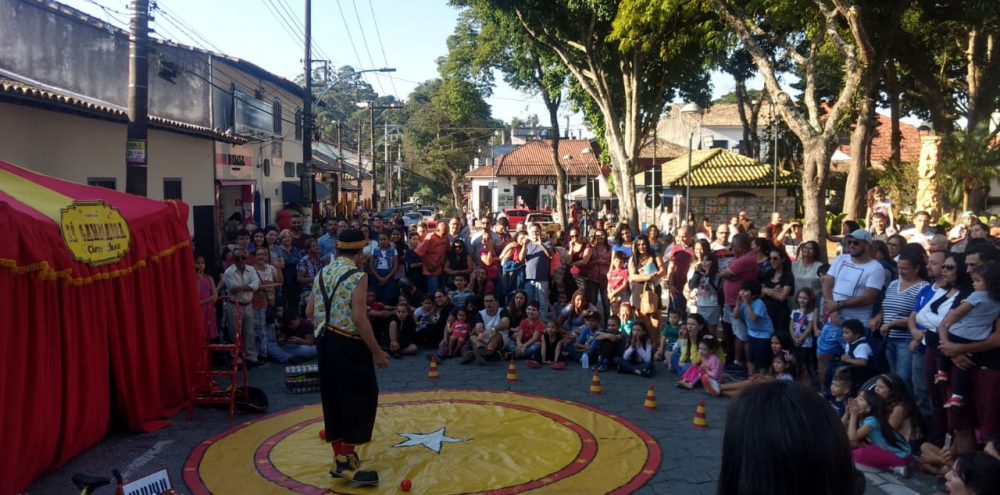 Palhaço Zé Gambiarra reúne grande público na Praça das Artes