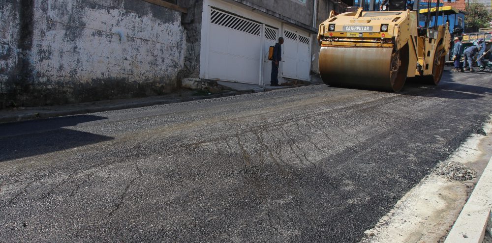 Prefeitura encaminha projetos para asfaltar mais de 30 ruas e reformar 8 equipamentos públicos