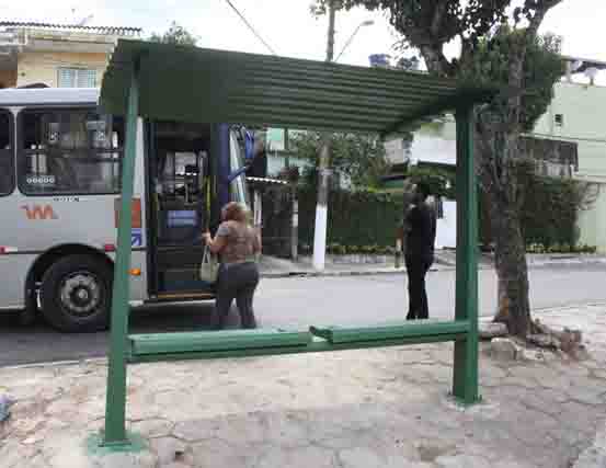 Após apelo da população, Prefeitura instala abrigo de ônibus no Jd. do Colégio