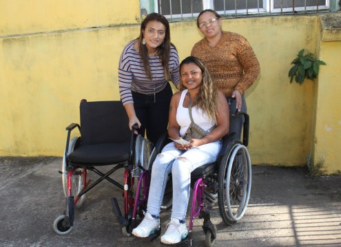 Fundo Social entrega mais uma cadeira de rodas