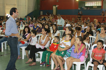 Prefeitura entrega mil kits para estudantes da EM Pau Brasil e creche Dom José