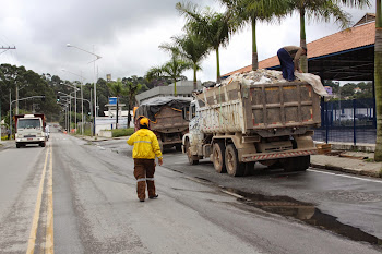 Trânsito fiscaliza caminhões na Av. Jorge de Souza