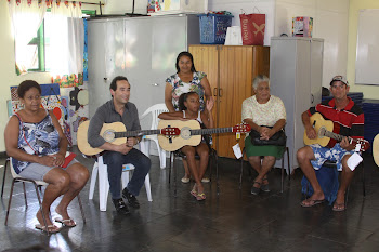 Prefeito doa 10 violões ao Conviver