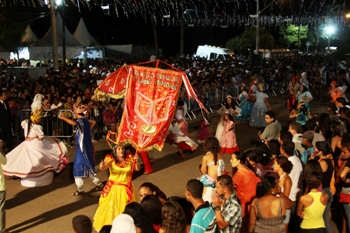 Mais de 50 mil pessoas se divertem no Carnaval de Embu das Artes