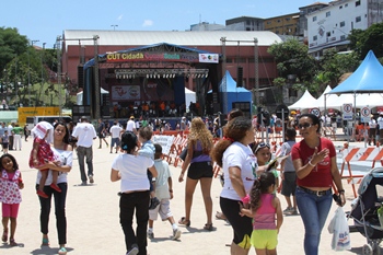 Prefeito Prefeito e CUT levam milhares de pessoas ao Campo do Dom José