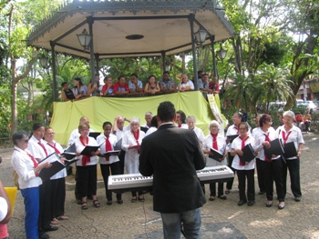 Batuque, coral e dança celebram o Dia Internacional do Idoso