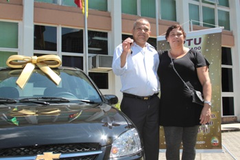 Vencedores recebem prêmios do IPTU Premiado