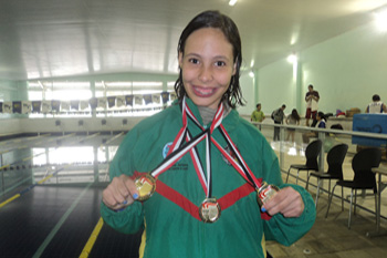 Janaína ganha três medalhas de ouro na natação